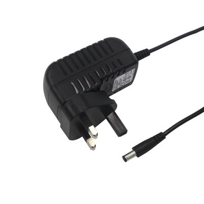 Adaptador de energia universal 9V 1A com múltiplas opções de plugue